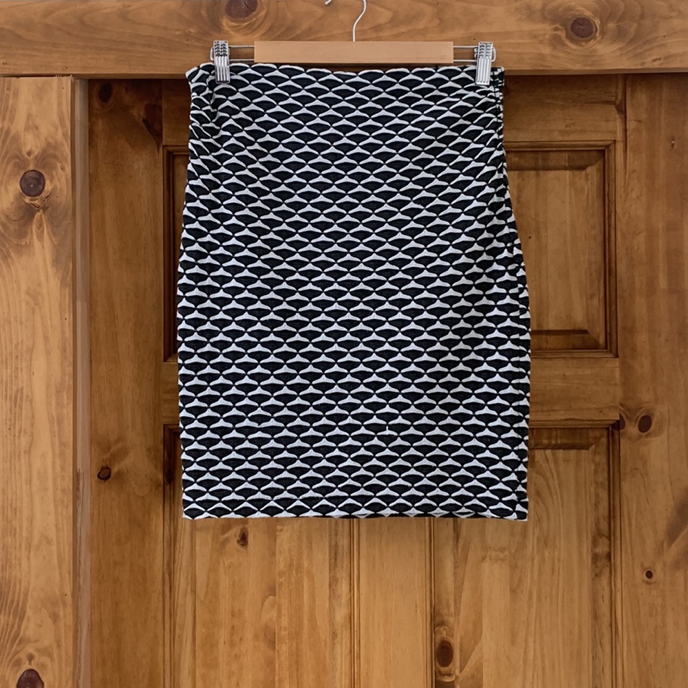 Textured grey and white skirt